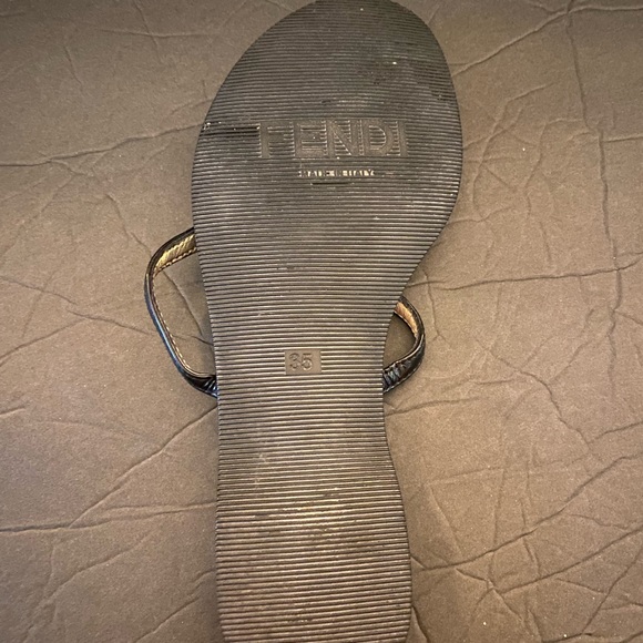 Fendi sandals in gold and black - Picture 10 of 13
